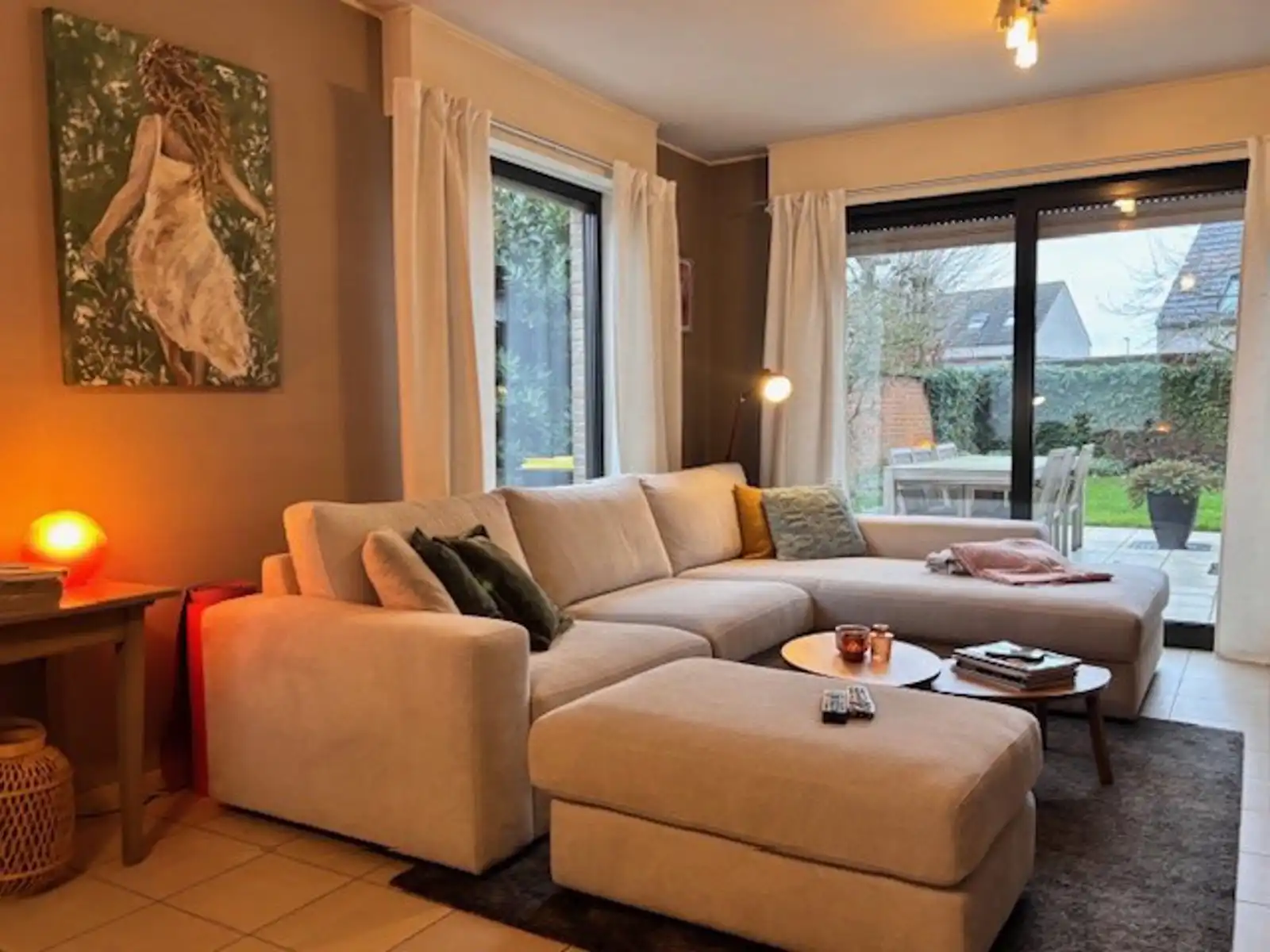 Ruime hoekwoning met terras, tuin en garage. foto {{pictureIndex}}