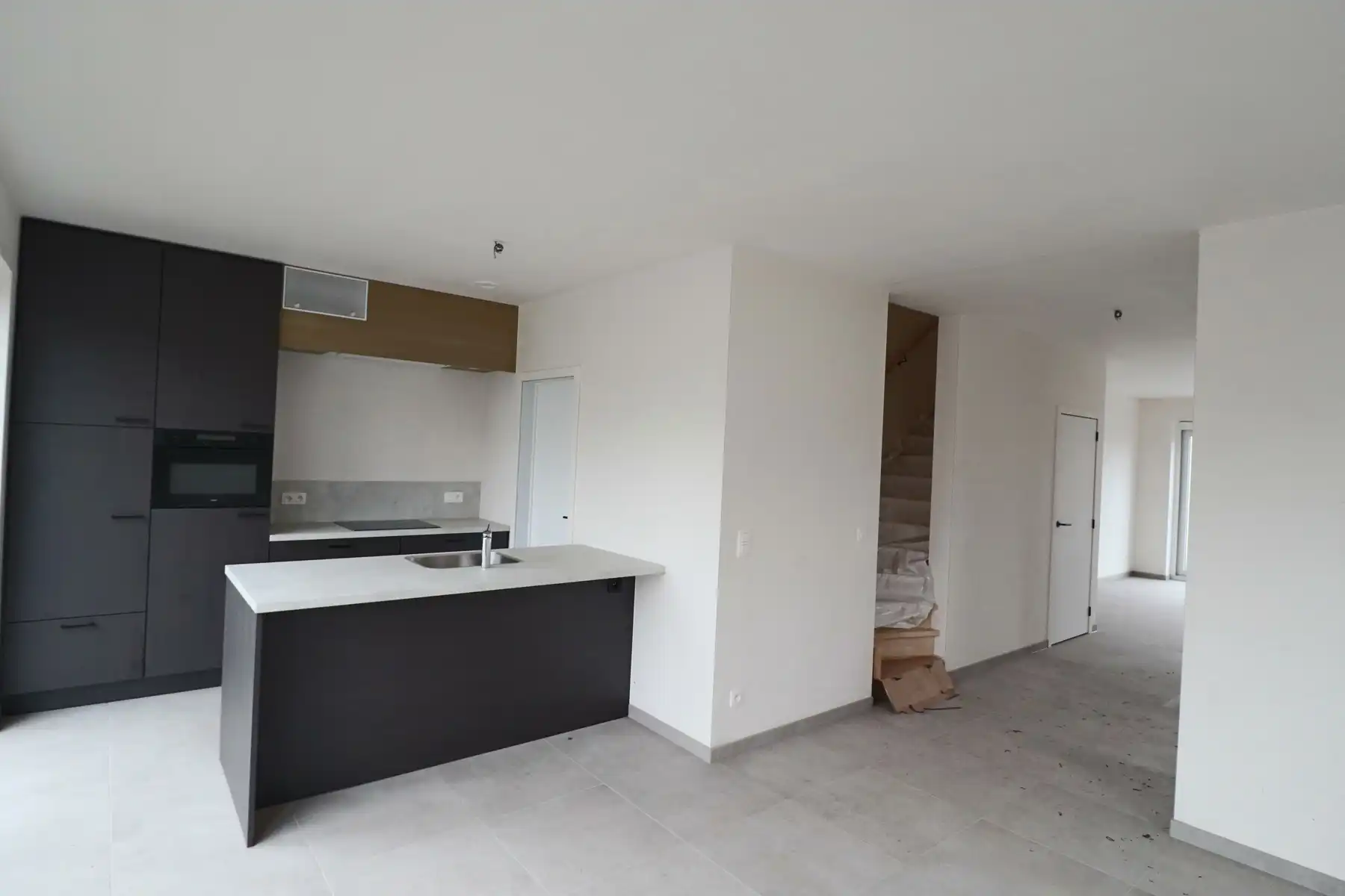 Halfopen woning met 3 slaapkamers en carport/fietsenberging op perceel van ca 320m² foto 4