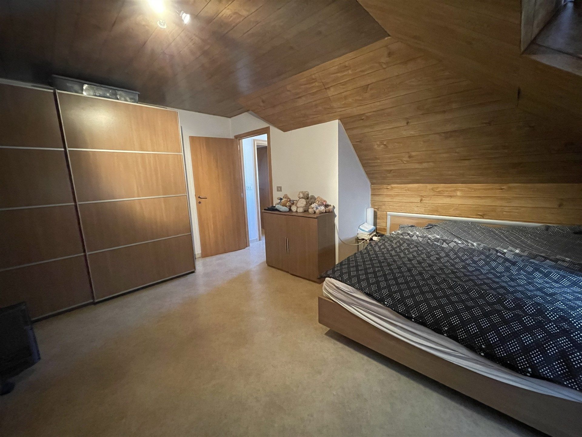 Gunstig gelegen 2 slaapkamer duplex appartement met garage.  foto 19