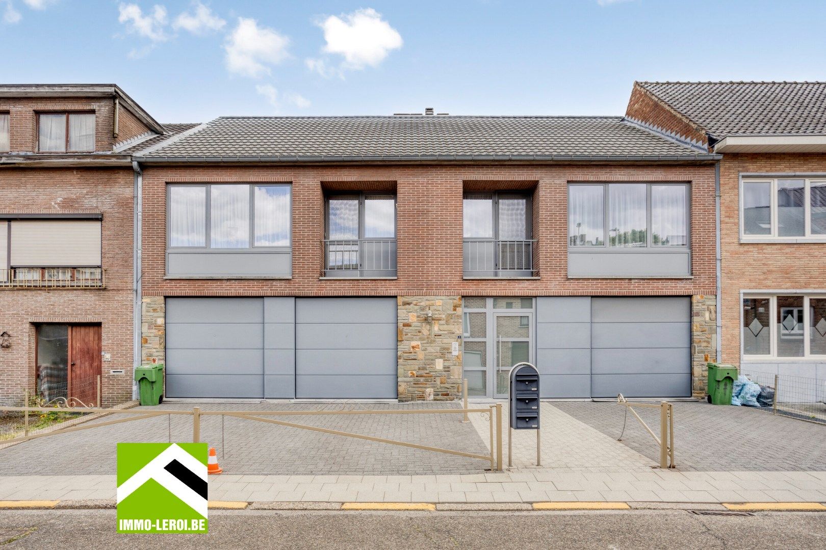 Opbrengsteigendom met 3 appartementen, garages en tuin foto {{pictureIndex}}