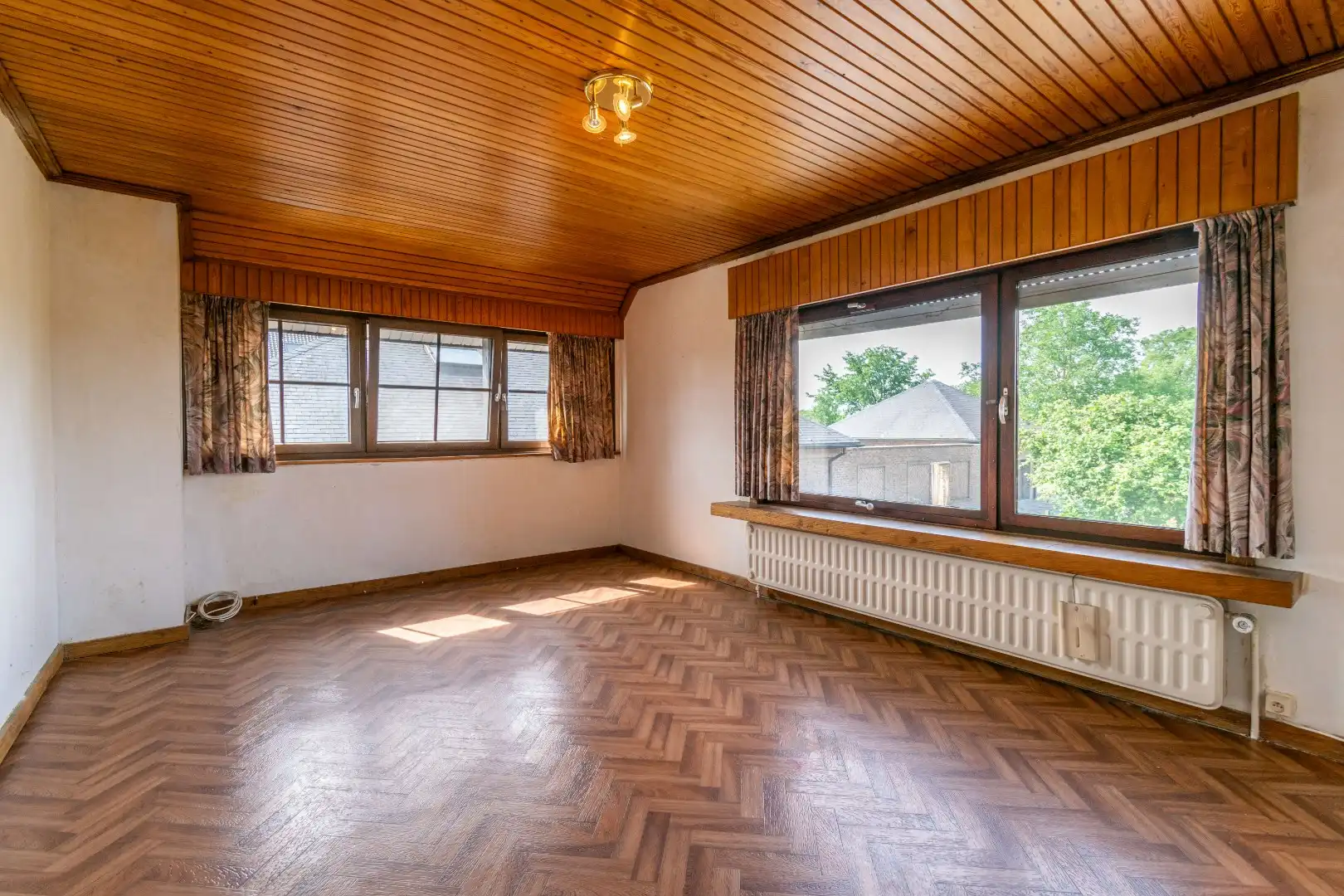 Een gebouwde drie - gevel villa (deels te renoveren) met o.a. 3 slaapkamers! foto 11