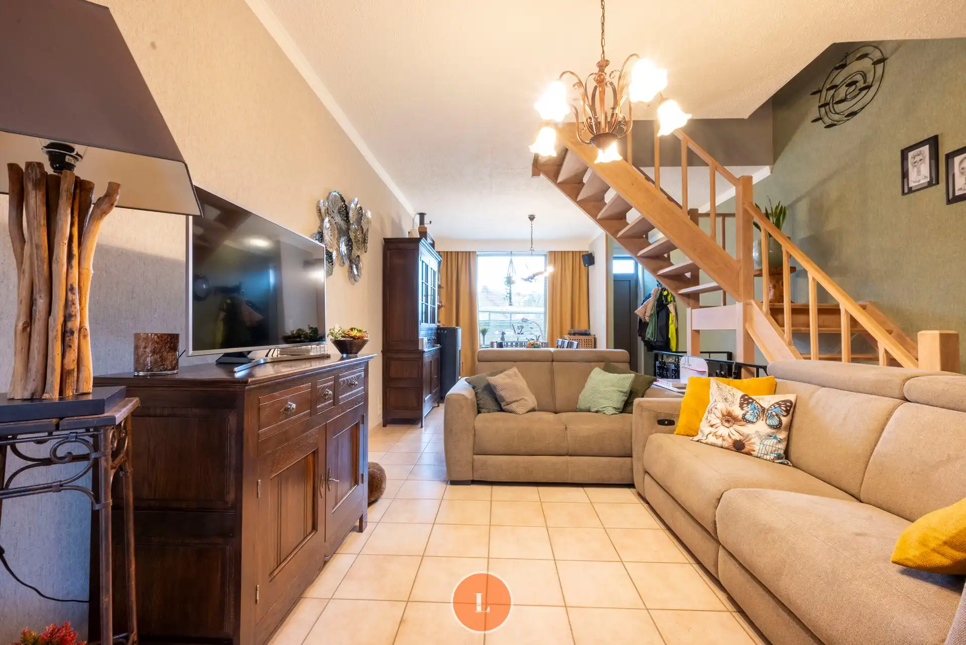 Instapklare gezinswoning met 4 slaapkamers en tuin. foto 2