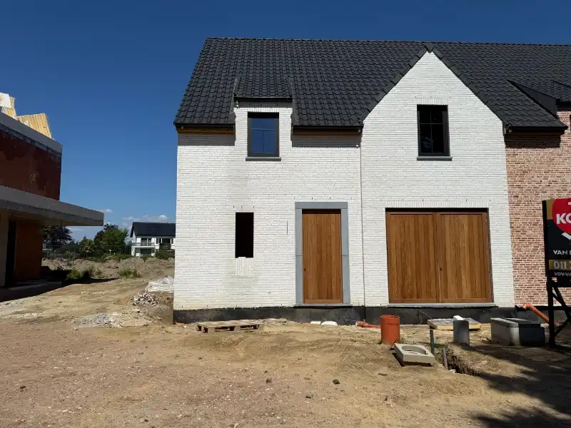 Moderne halfopen nieuwbouwwoning met 4 slaapkamers en 2 badkamers foto 2