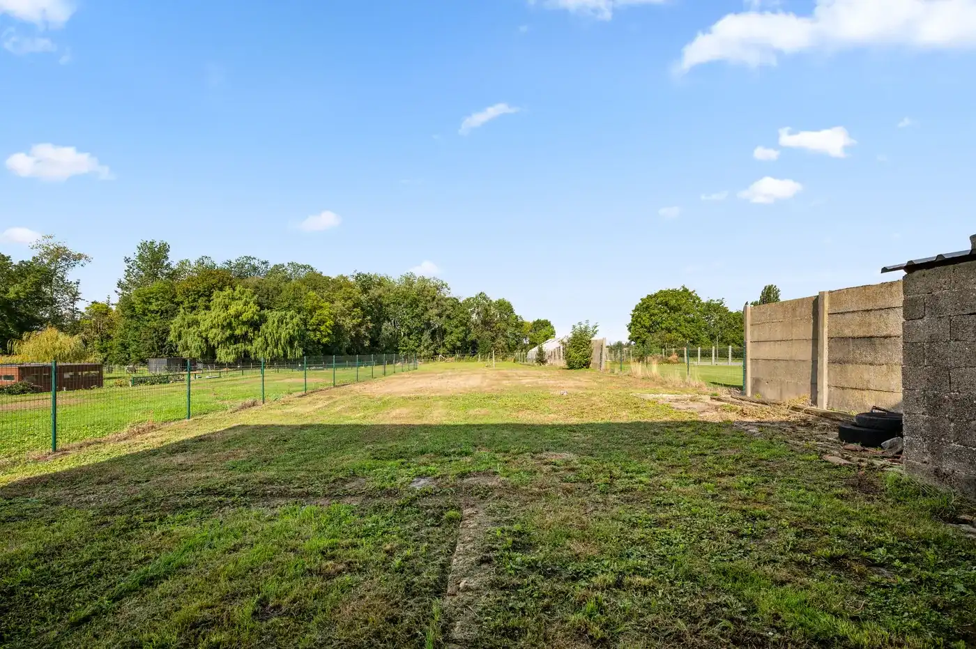 Charmante renovatiewoning met grote tuin en garage op royaal perceel foto 2