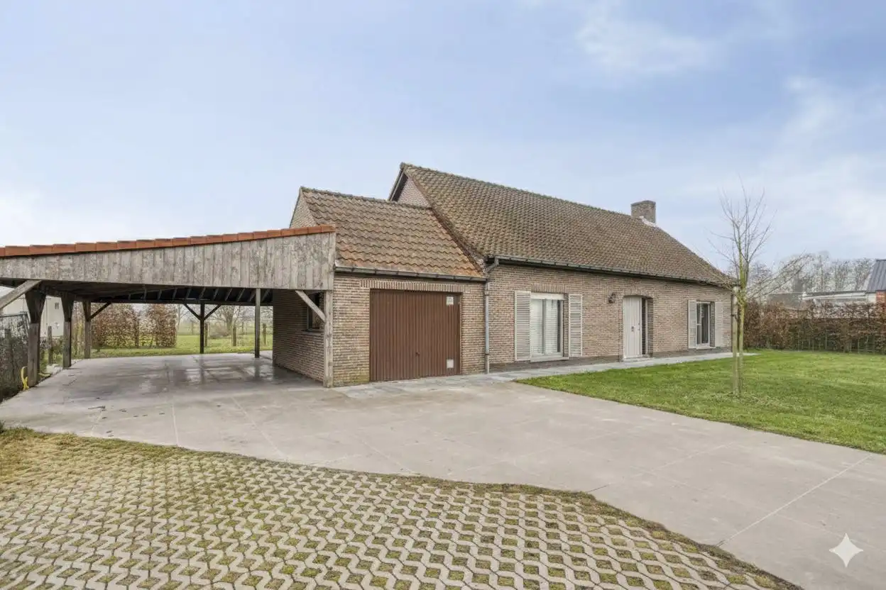 Instapklaar huis met ruime tuin te koop in het landelijke Aarsele foto 2