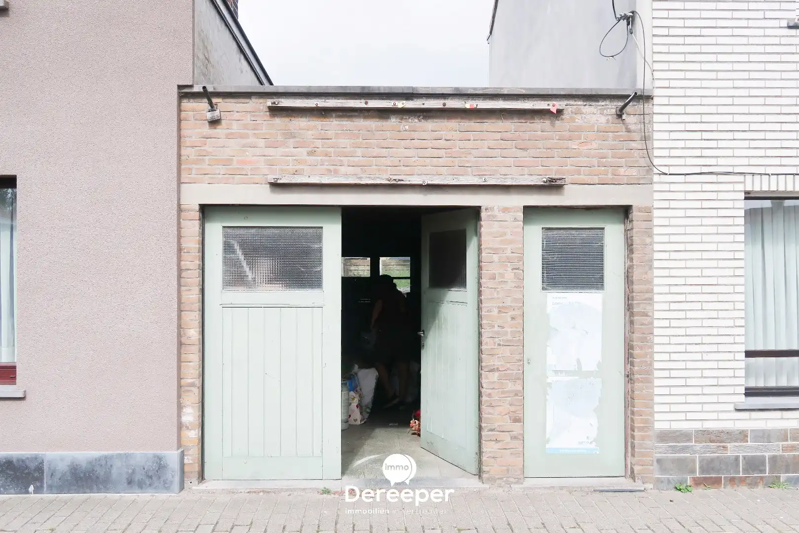 Garagebox met achterliggende grond afzonderlijk te koop foto {{pictureIndex}}