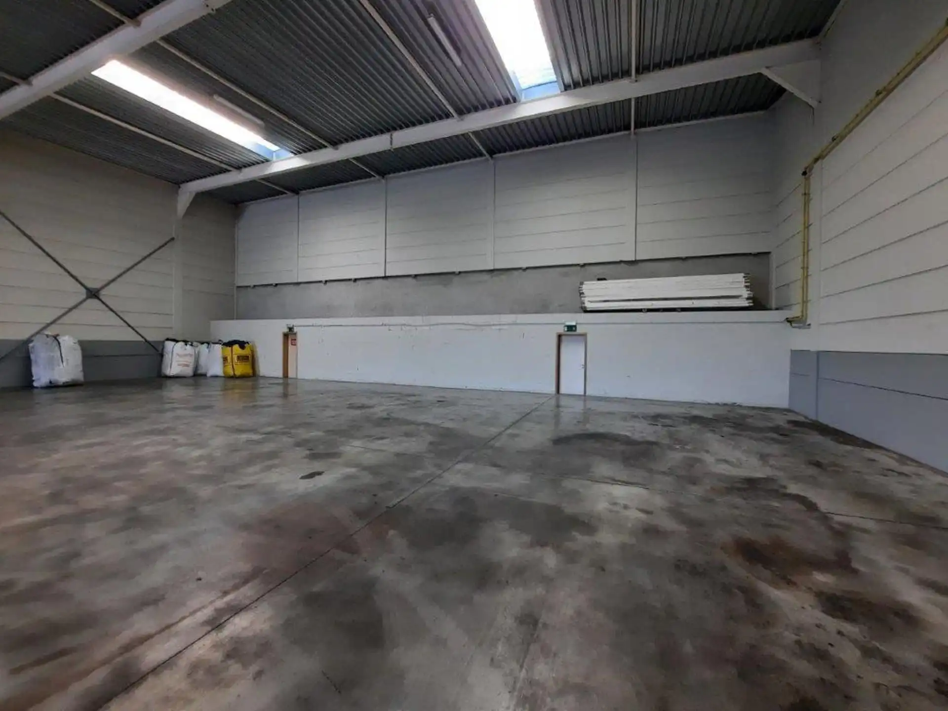 Magazijn H 760 m² met bureel nabij E34 en Waaslandhaven foto 8