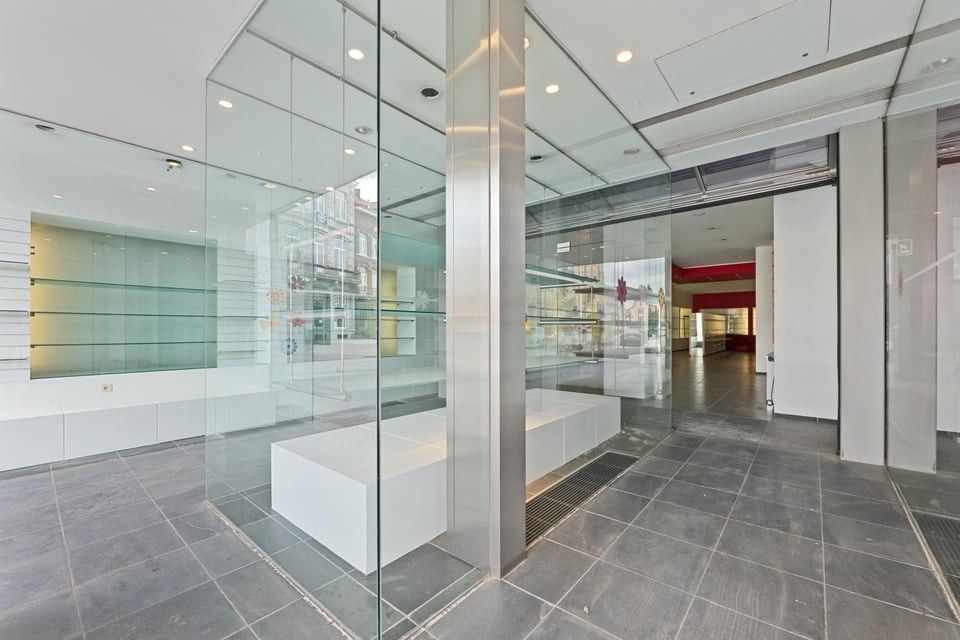 ICONISCH HANDELSPAND MET LUXUEUZE WOONST OP DE GROTE MARKT VAN SINT-TRUIDEN foto 34