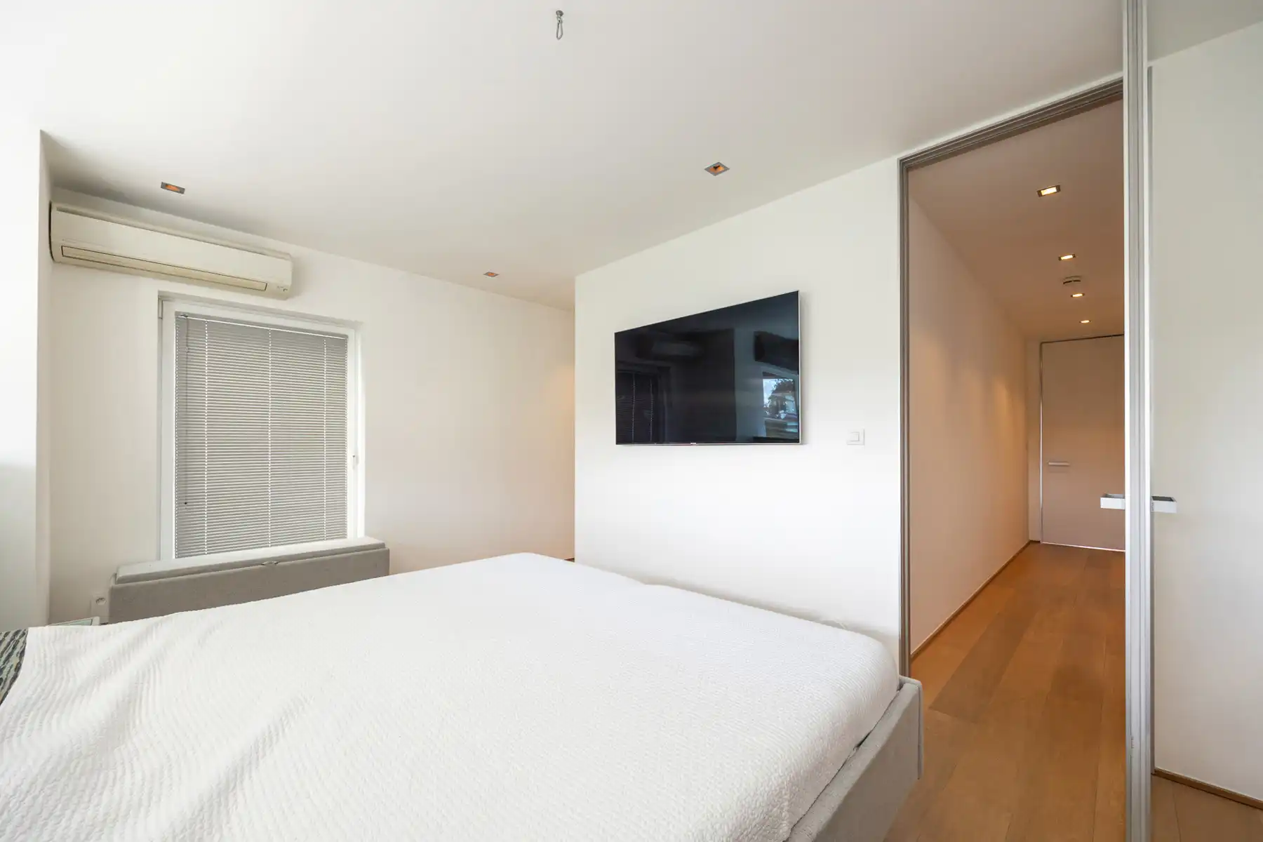 Knap afgewerkte woning met apart bedrijfsgebouw en parking foto 13