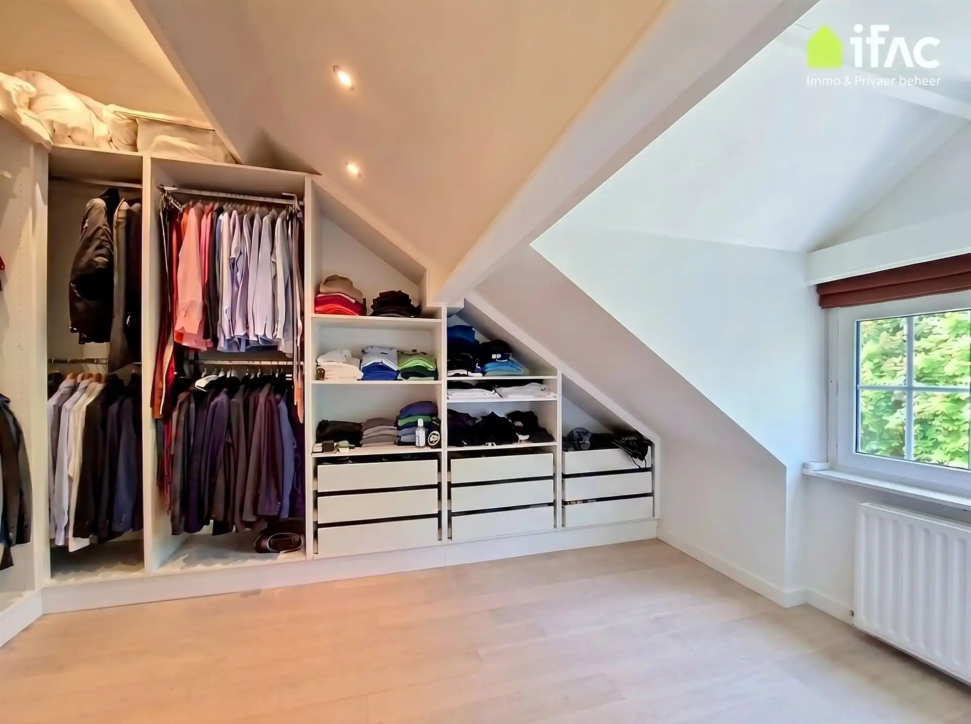 Luxe gerenoveerde 3-gevel met 2 parkings en tuin foto 23