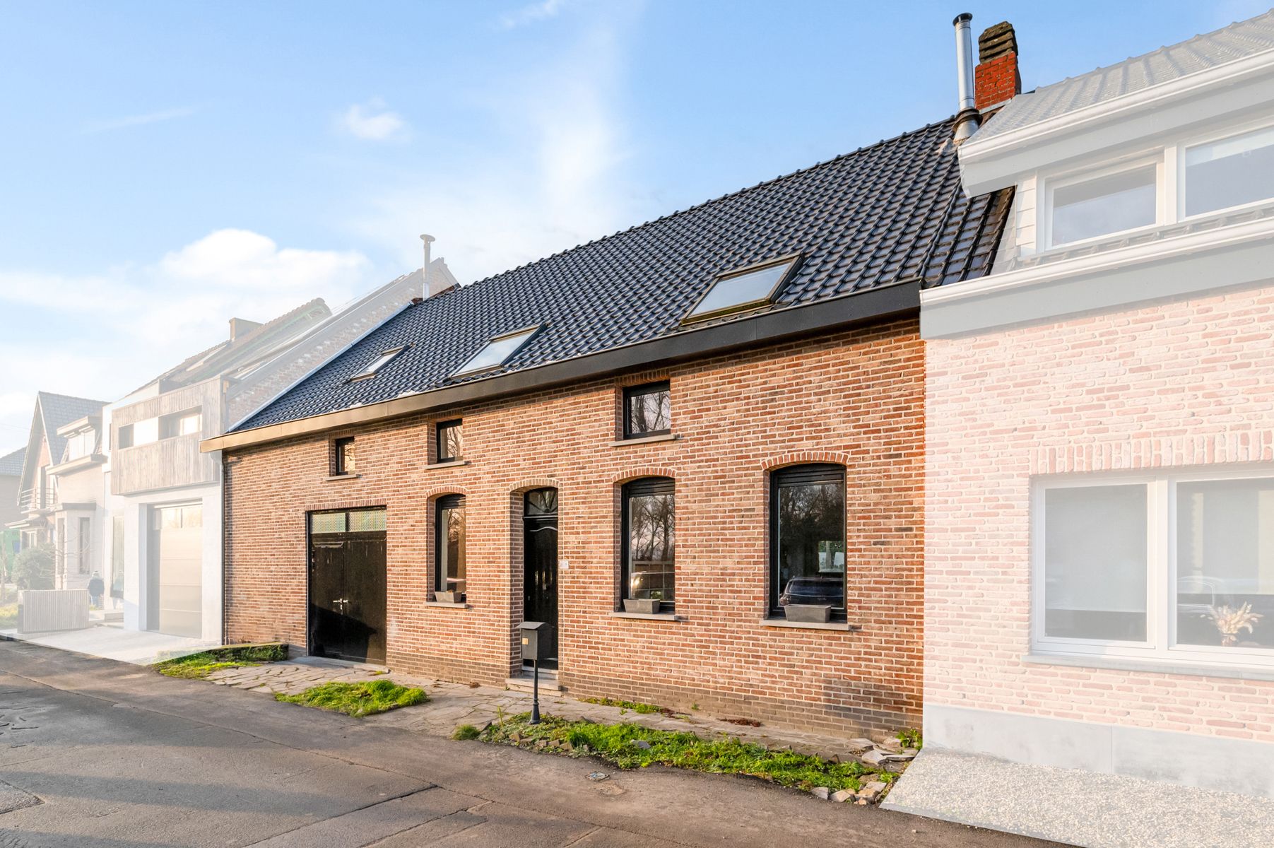 Af te werken gezinswoning met garage en tuin. foto 16