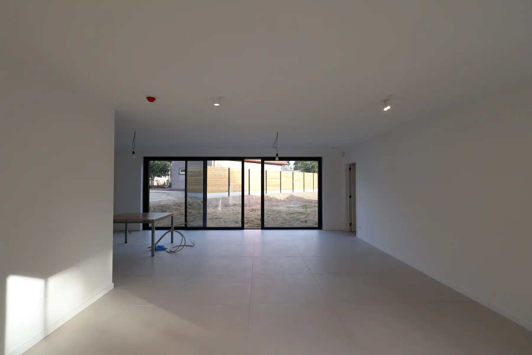 Een nieuwbouwwoning met 4 slaapkamers, tuin en garage. foto 4