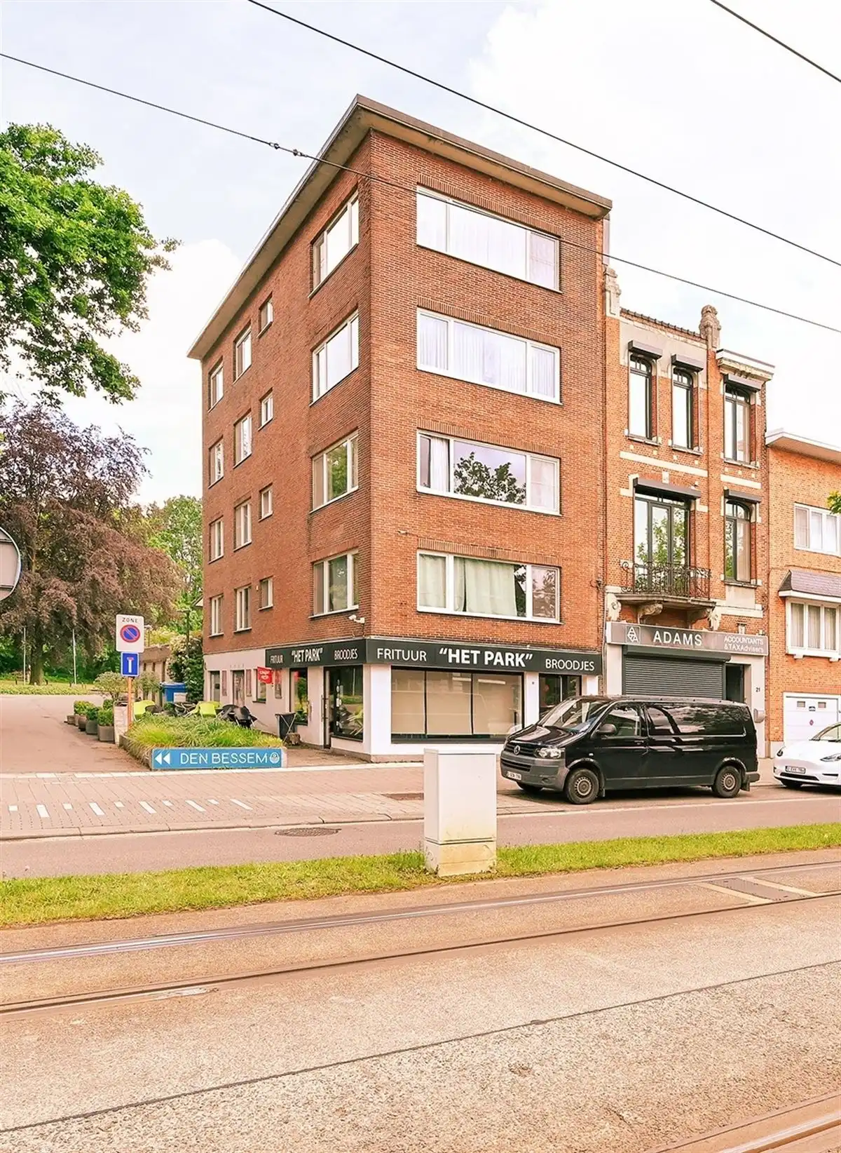 Ruim hoekappartement met 3 slpk en garage in centrum Mortsel foto 2