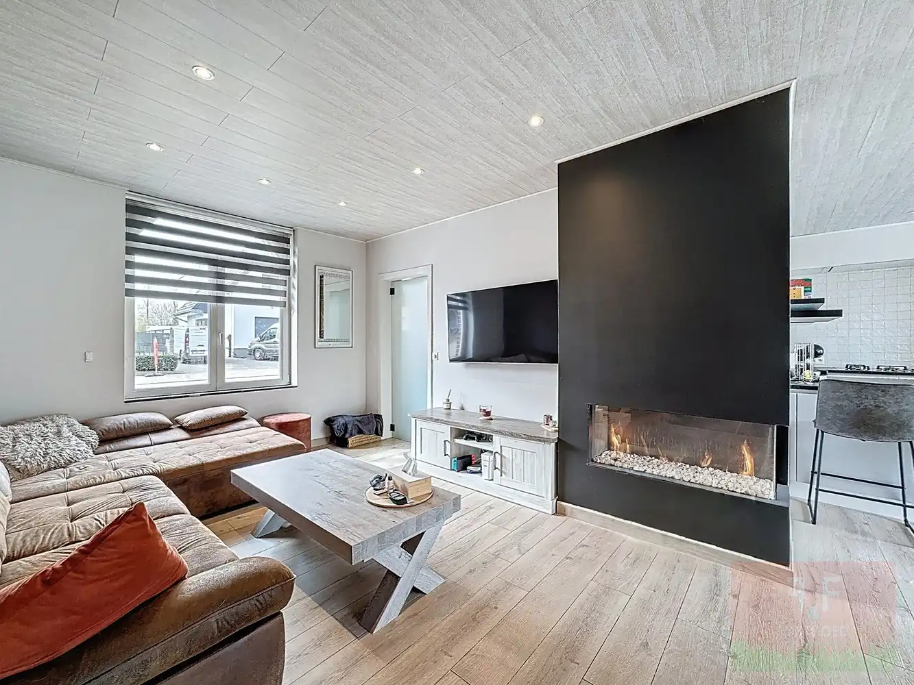 Instapklare hedendaagse gezinswoning met garage, opslagruimte en grote tuin foto 7