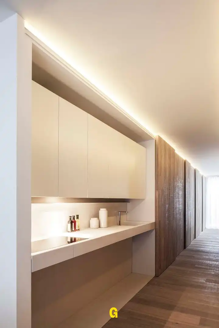 Uniek rolstoelvriendelijk en gemeubeld gelijkvloers appartement met terras dankzij hoogstaande architectuur  foto {{pictureIndex}}