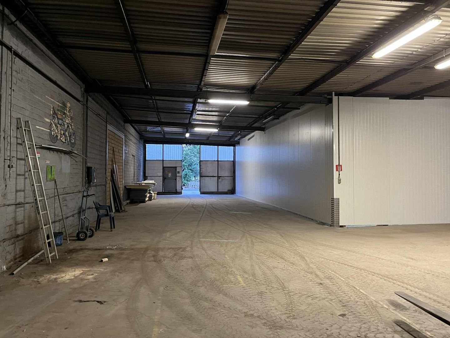 Ruime loods van 371 m²  - vlotte verbinding naar de invalswegen foto {{pictureIndex}}
