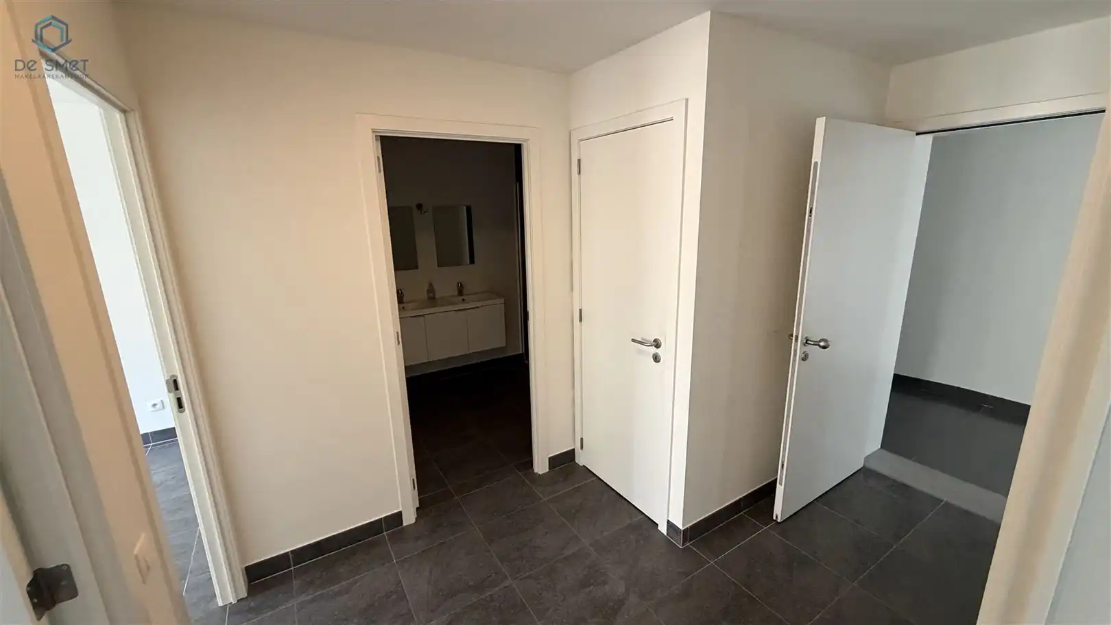 PRACHTIG GELIJKVLOERS APPARTEMENT MET 2 SLP EN TERRAS EN CARPORT TE DENDERWINDEKE foto 5