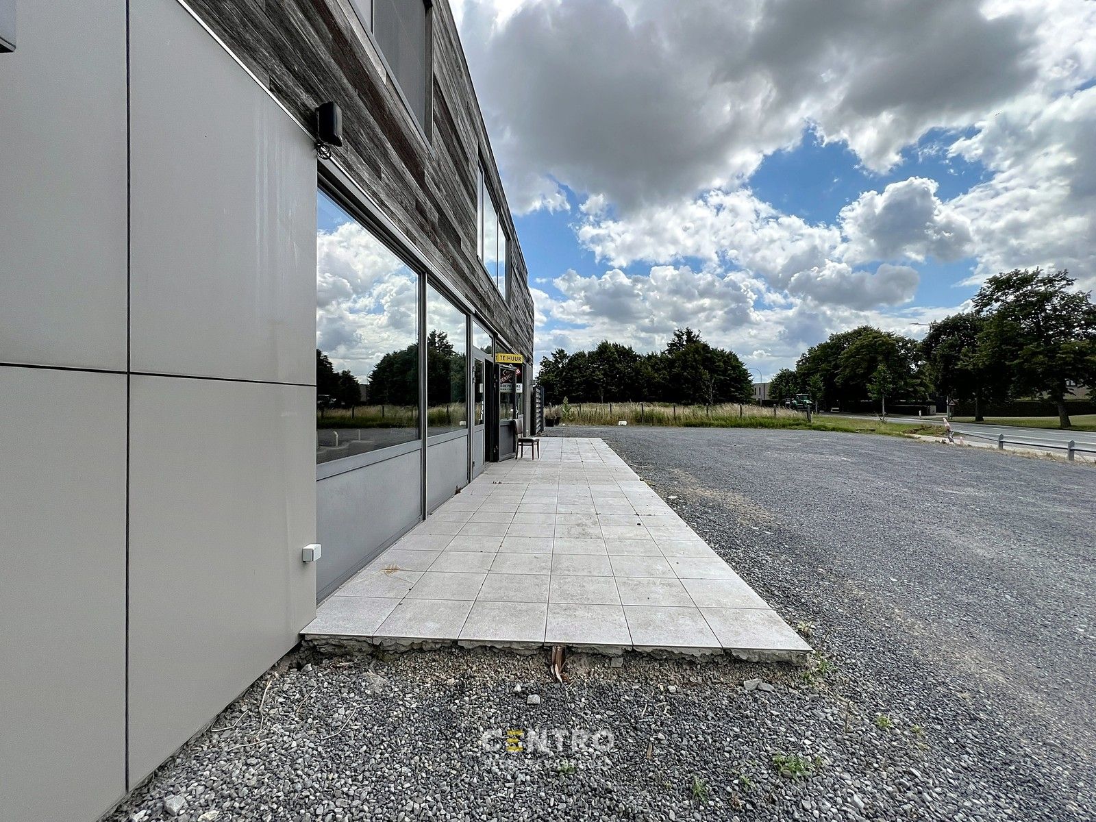 HANDELSGELIJKVLOERS / PRAKTIJKRUIMTE / KANTOOR mét RUIME parking en gunstig EPC op COMMERCIËLE zichtlocatie te TIELT! foto 2