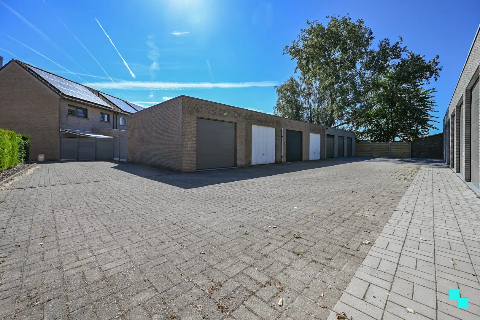 Garagebox van ca.25 m² met automatische poort te Izegem foto 10