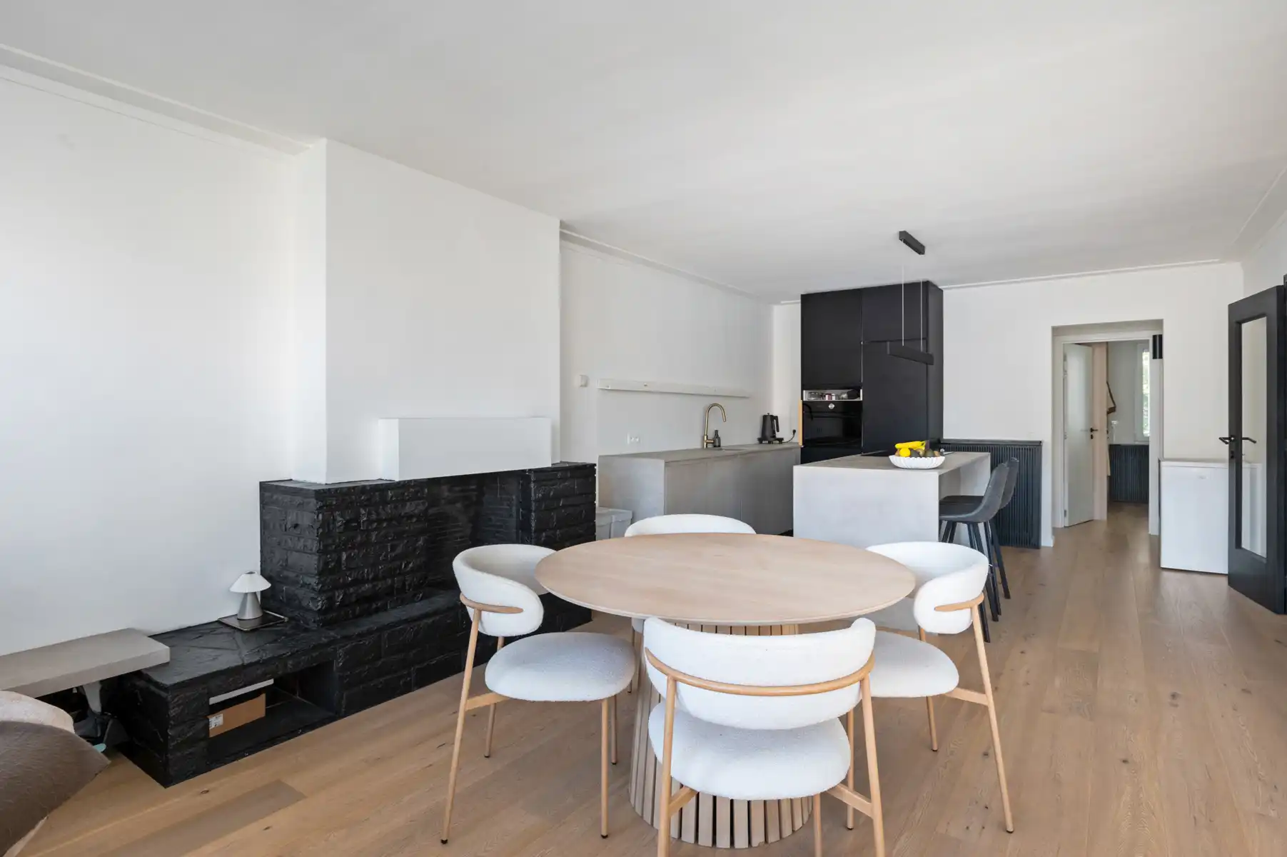 Stijlvol gerenoveerd appartement met authentieke charme in Deurne foto 3