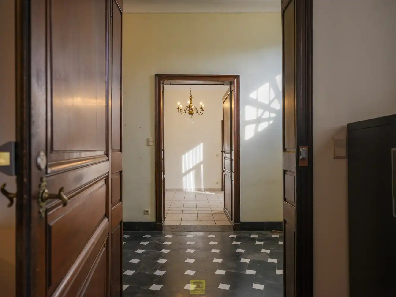 Charmante voormalige pastorie op een royaal perceel van 38a 50ca foto 5
