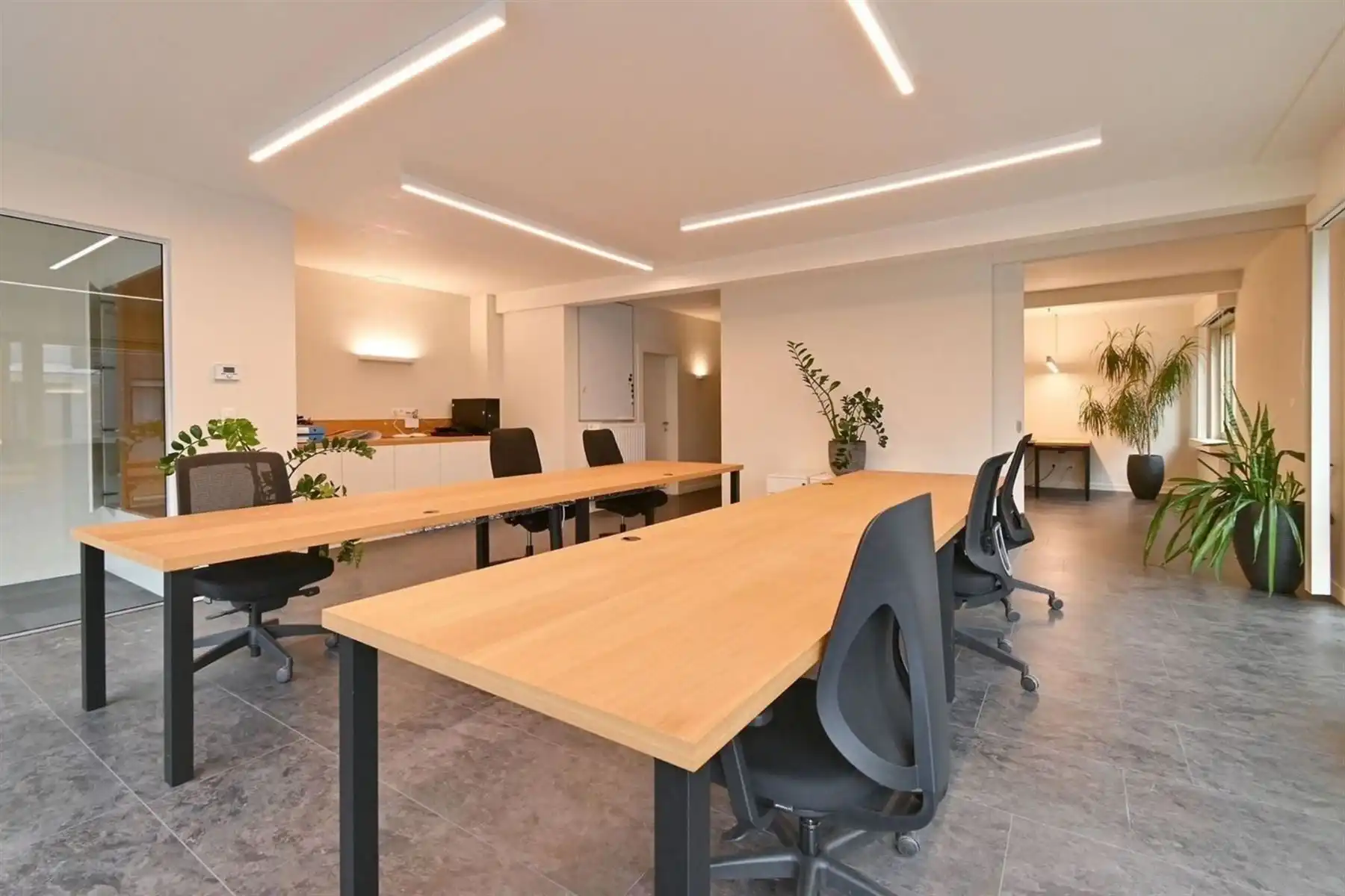 Modern, gerenoveerd kantoor met ruime garage foto 3
