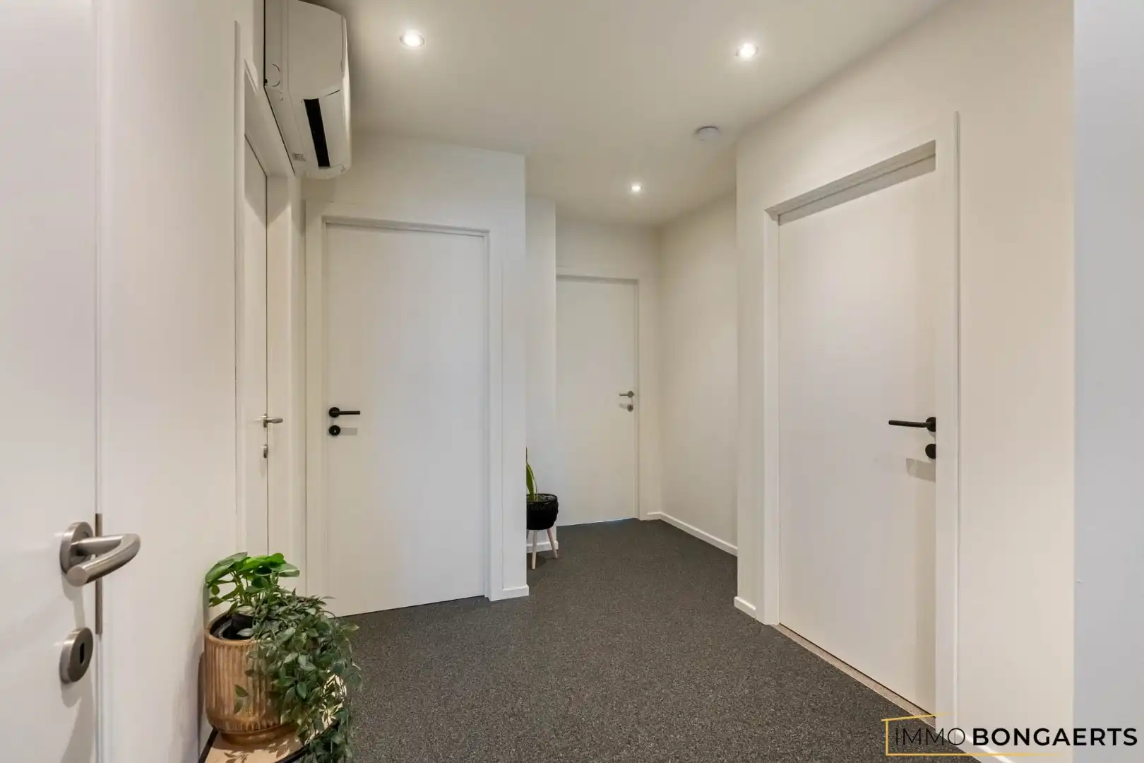 Energiezuinige woning met zwembad op rustige ligging in As foto 15