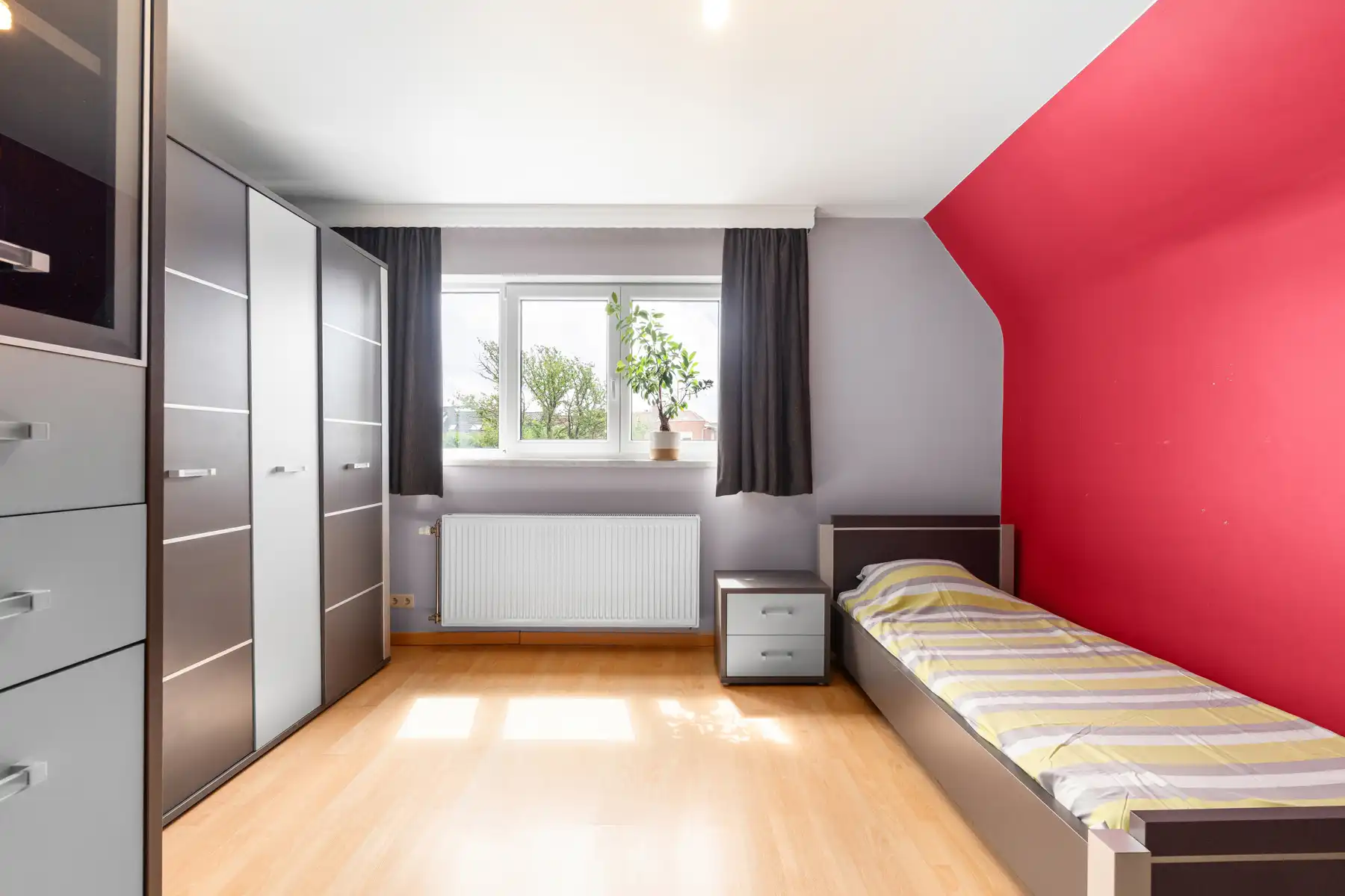 Gezinswoning met 2 slaapkamers, zolder, grote tuin en garage foto 23