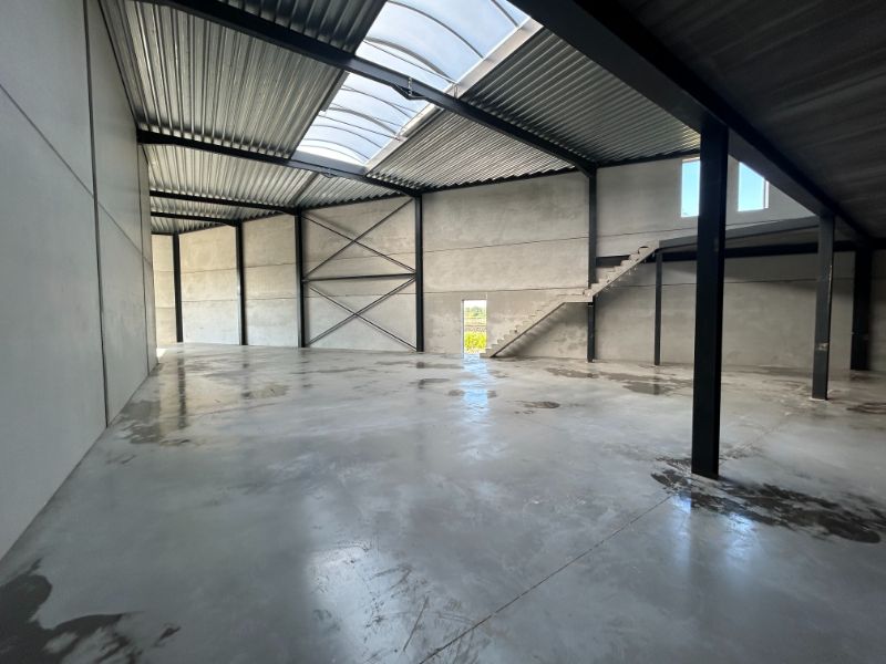 Nieuwbouw magazijn (411 m²) + mezzanine van 123 m² en 4 parkings foto 2