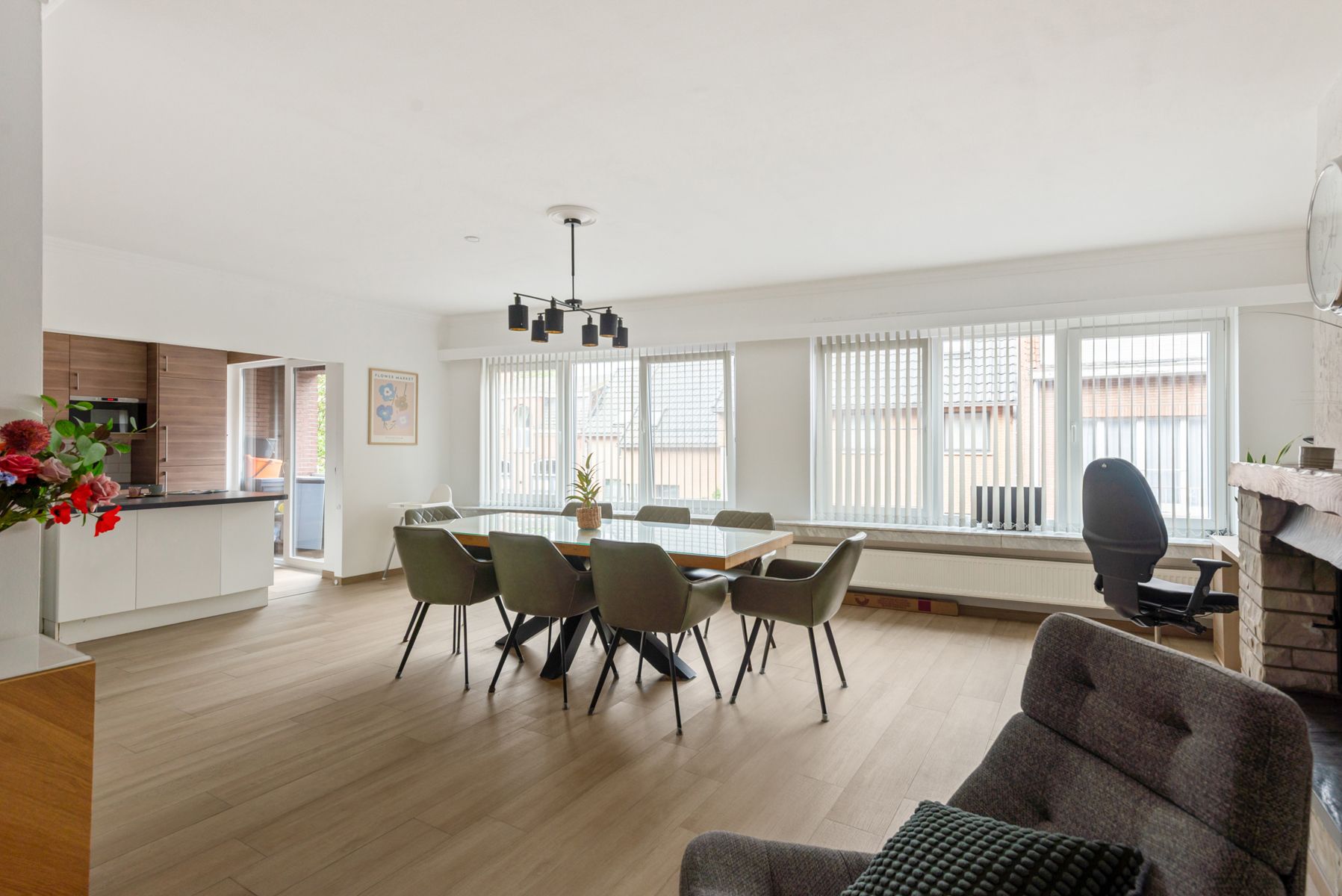 Volledig vernieuwd appartement zonder lift met ruim terras foto 2