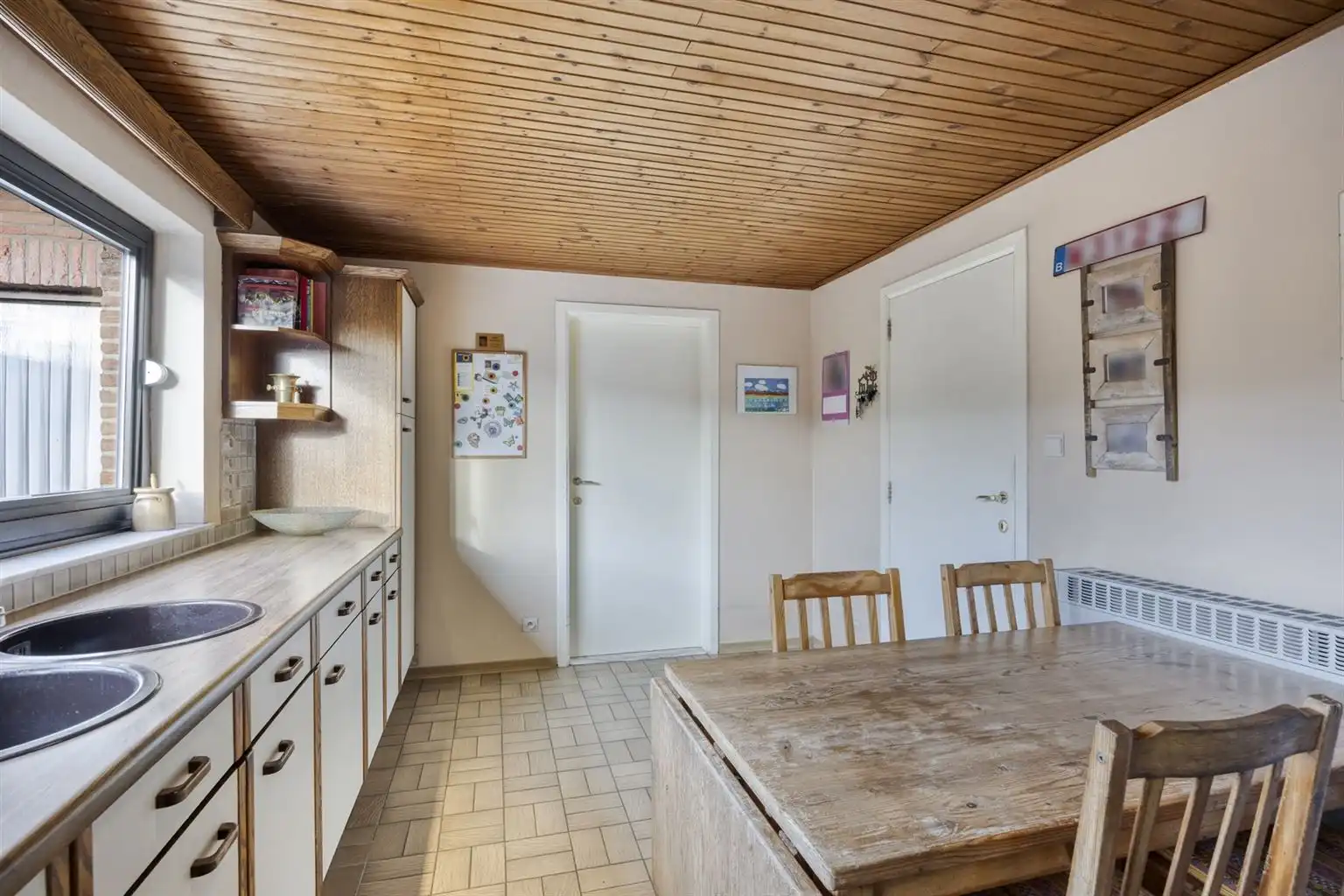 Gelijkvloerse, vrijstaande woning met 3 slaapkamers, omheinde tuin en garage op een rustige locatie nabij het centrum van Maaseik. foto 9