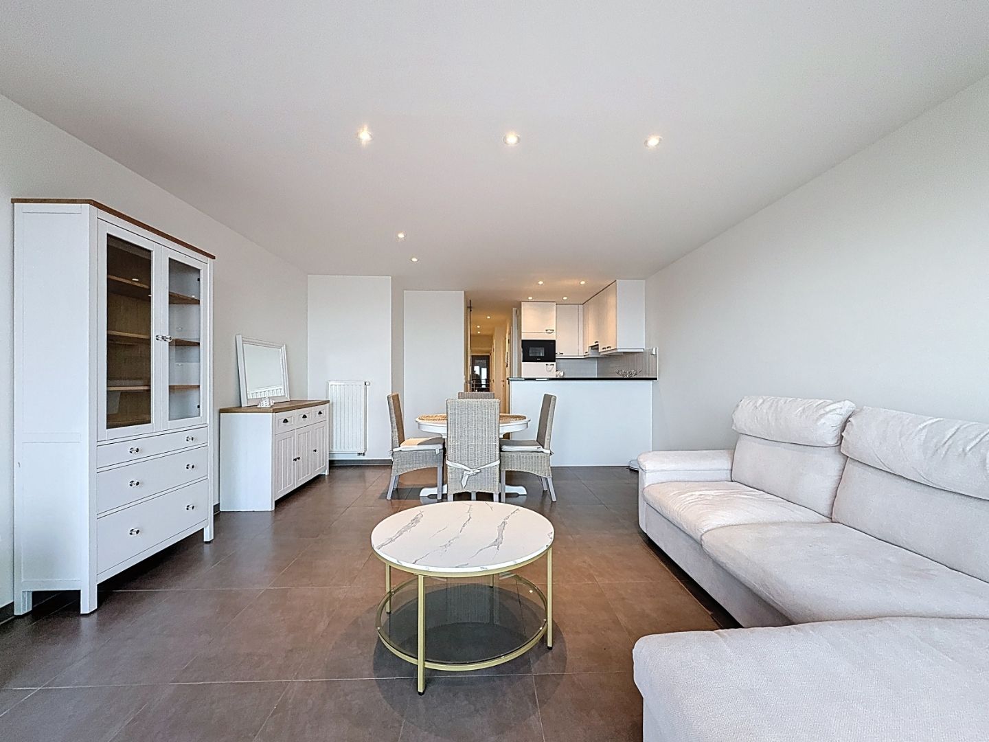 Instapklaar appartement op de Zeedijk van De Panne. foto {{pictureIndex}}