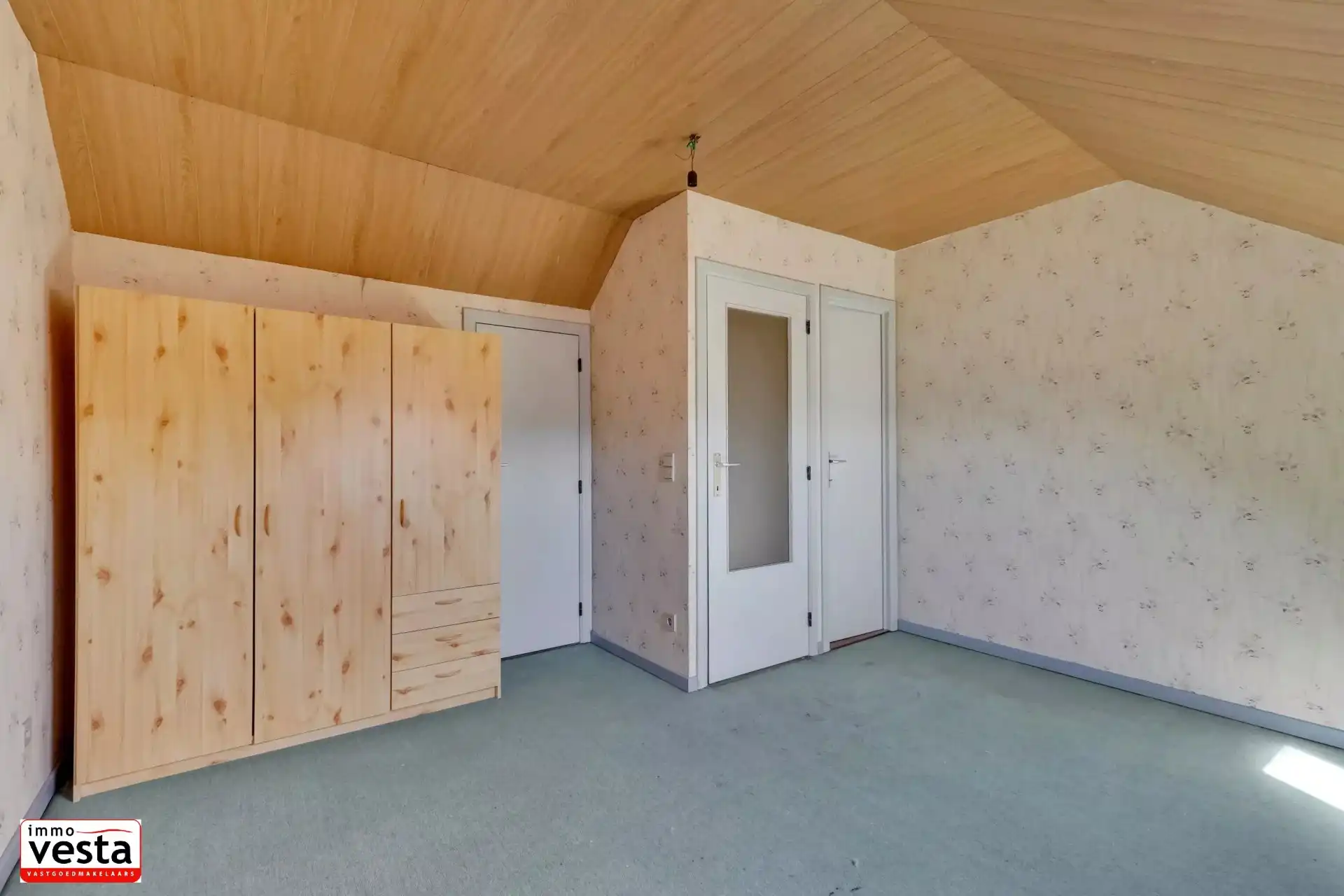 Op te knappen stadwoning op goede locatie foto 15