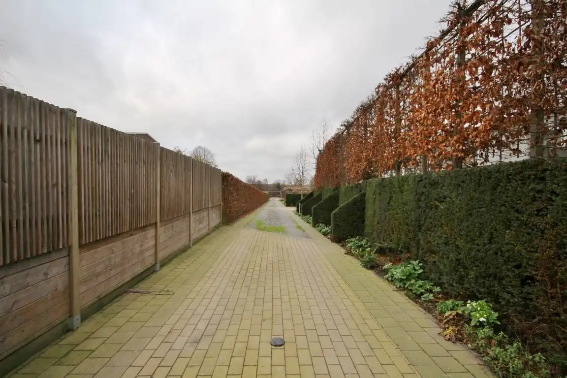 Zeer ruime woning net buiten het stadscentrum! foto 42