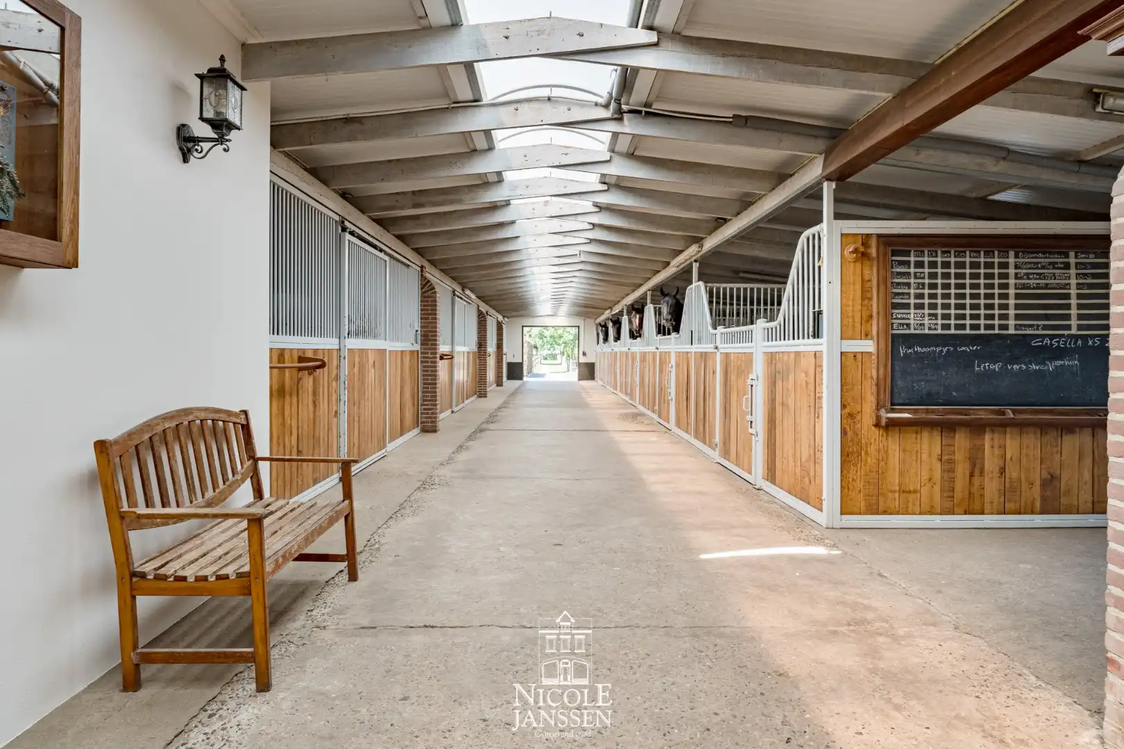 Riante woning met paardenstallen foto 26