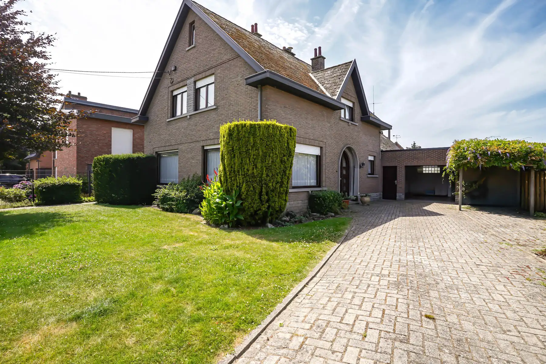 Te renoveren, vrijstaande woning op een perceel van 1070 m² foto 2