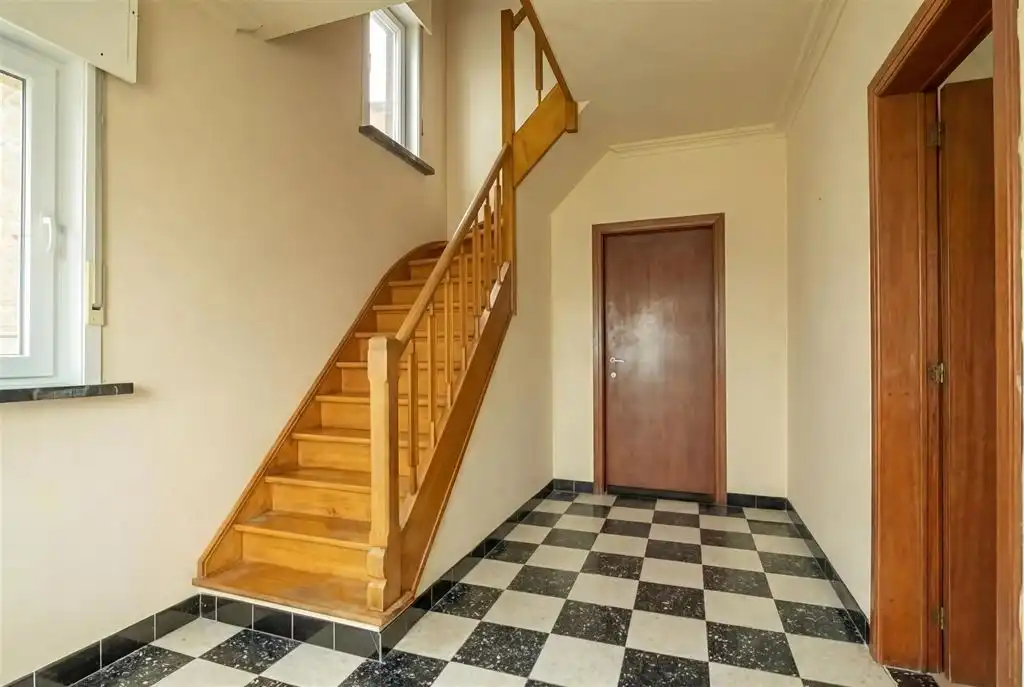 Te renoveren woning in groene omgeving foto 2