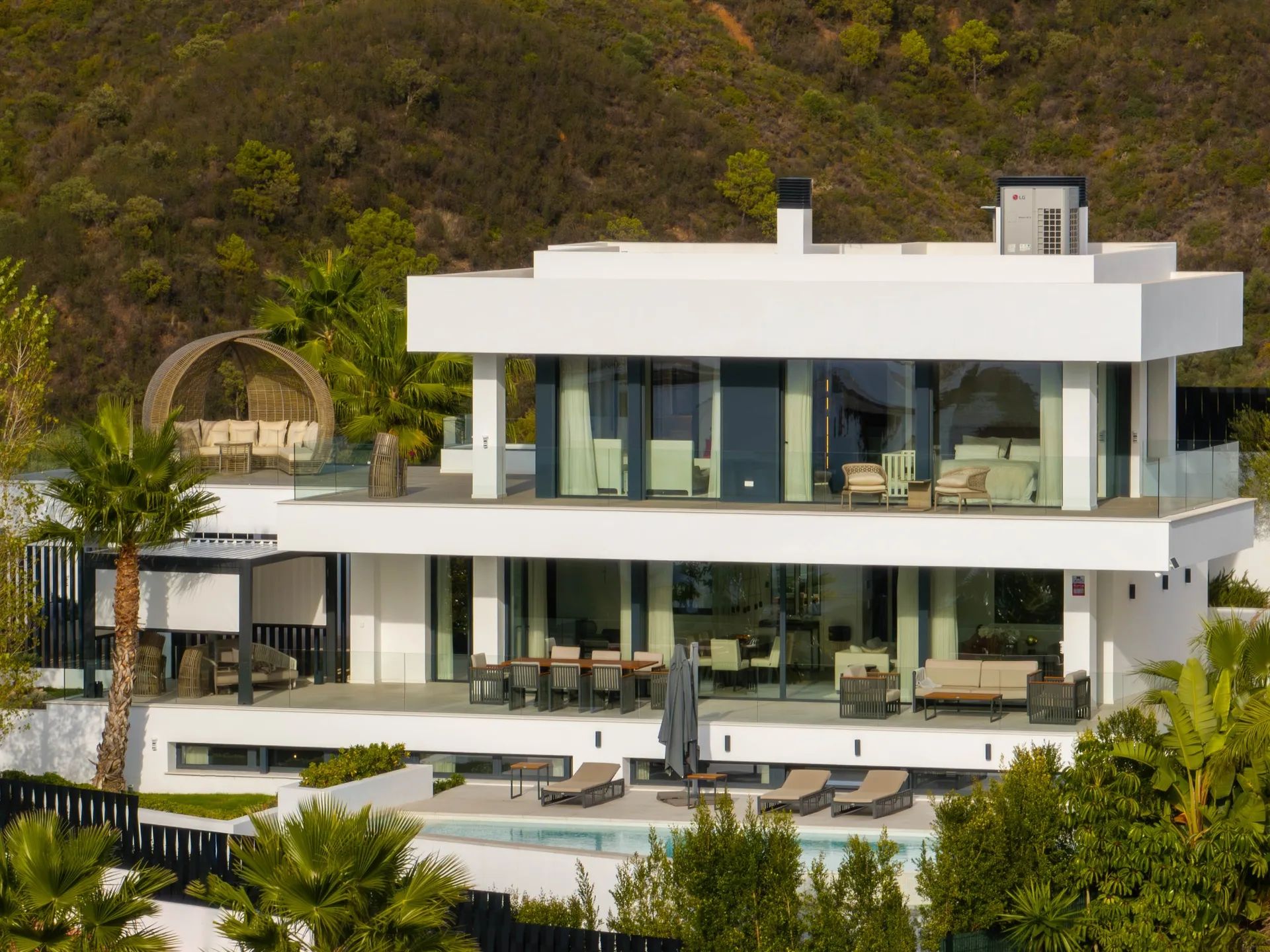 Moderne prachtvilla met panoramisch uitzicht in Nueva Andalucía foto 2