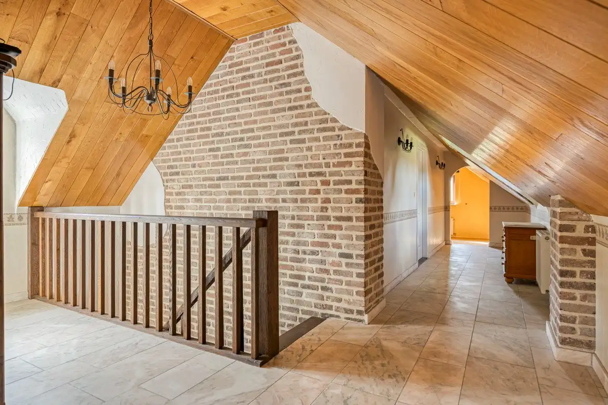 Zeer ruime landelijke woning met atelier en garages foto 7