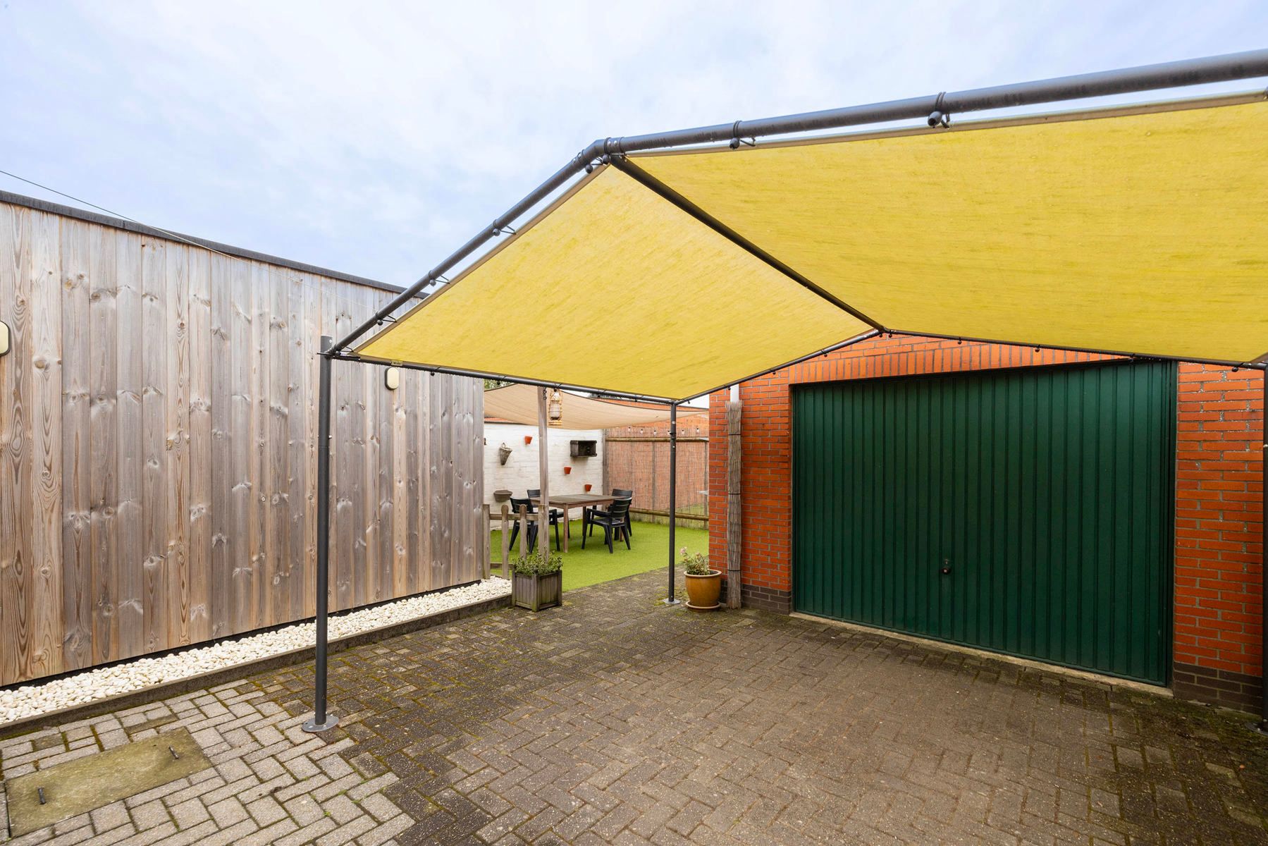 Instapklare gerenoveerde woning met 3 slpk, garage en tuin foto 15