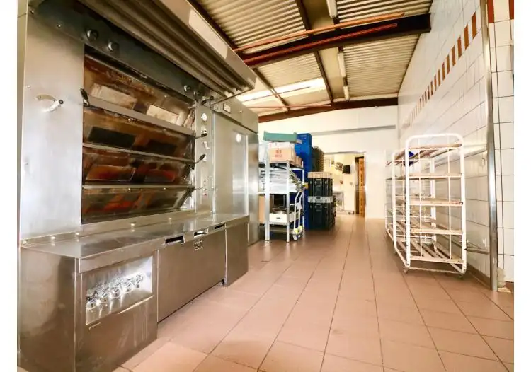 Handelszaak dienstig als warme bakker met ruime woonst foto 9