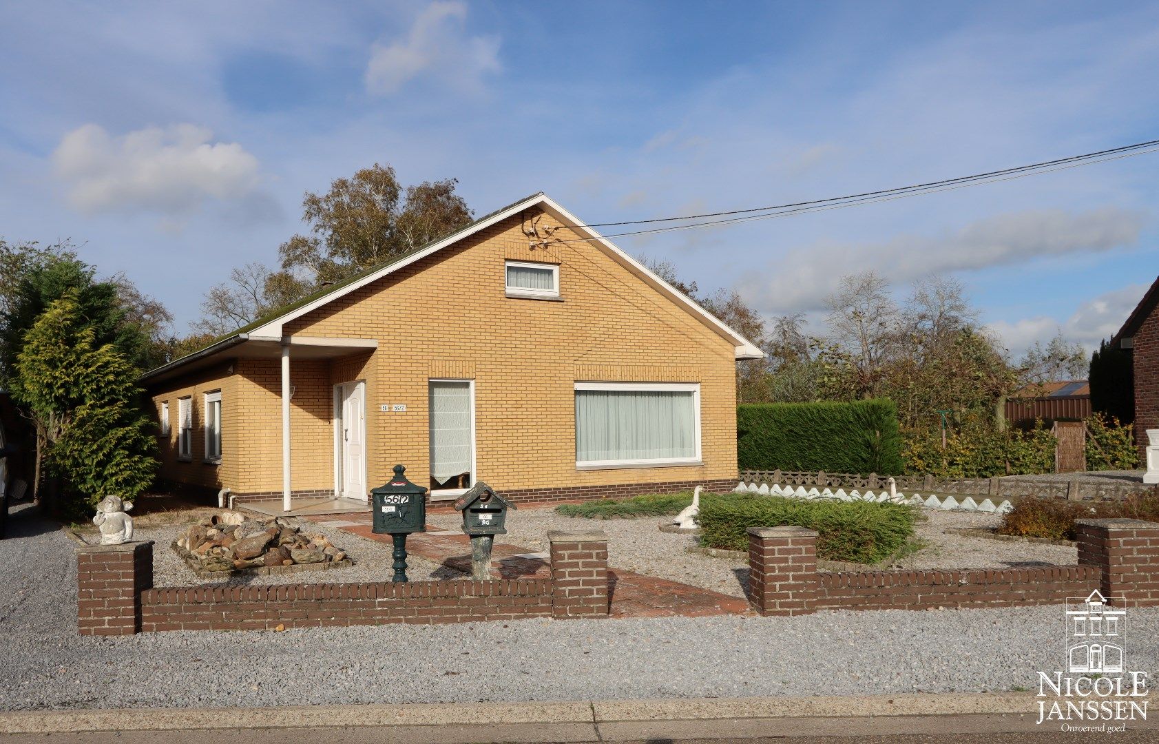 Praktische gelijkvloerse woning met tuin en dubbele garage foto 3