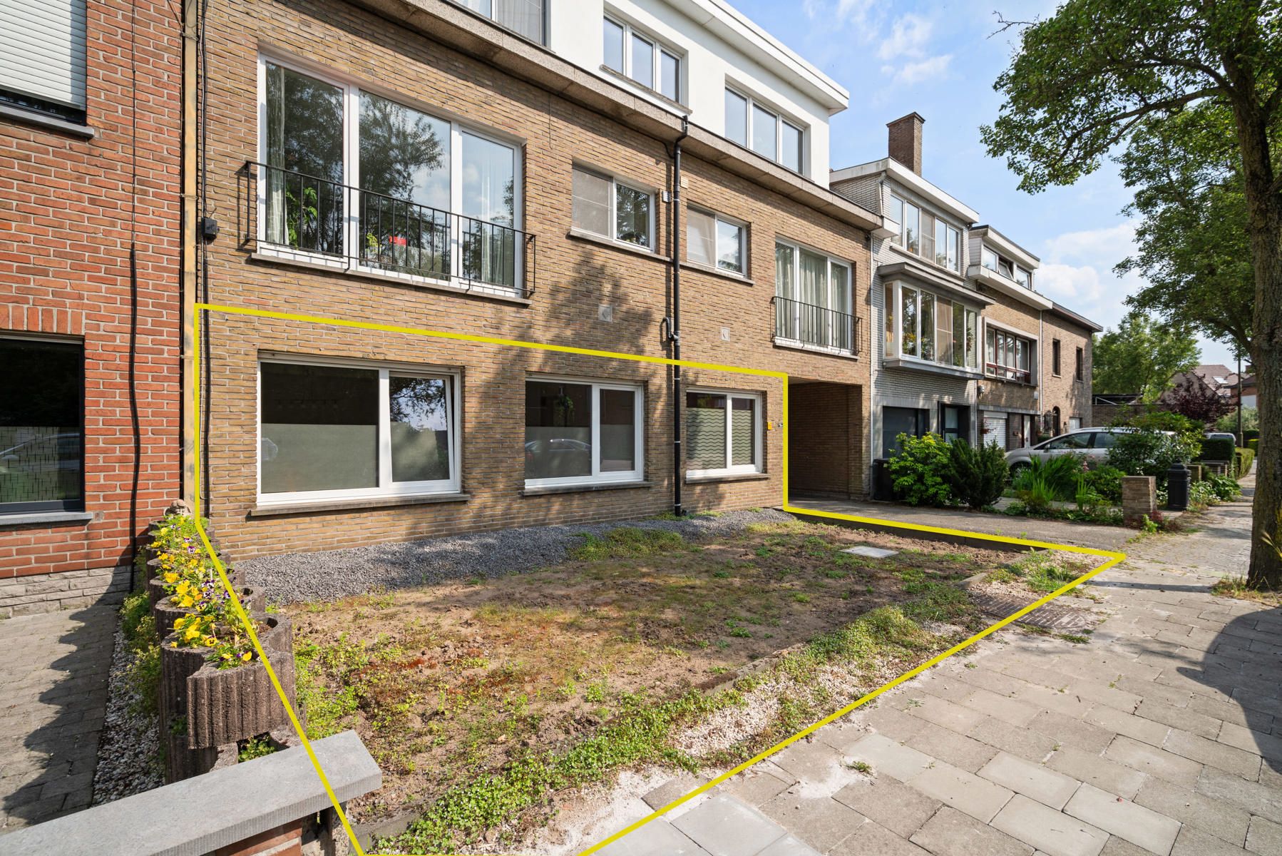 Ruim gelijkvloers appartement met tuin en garage foto 2