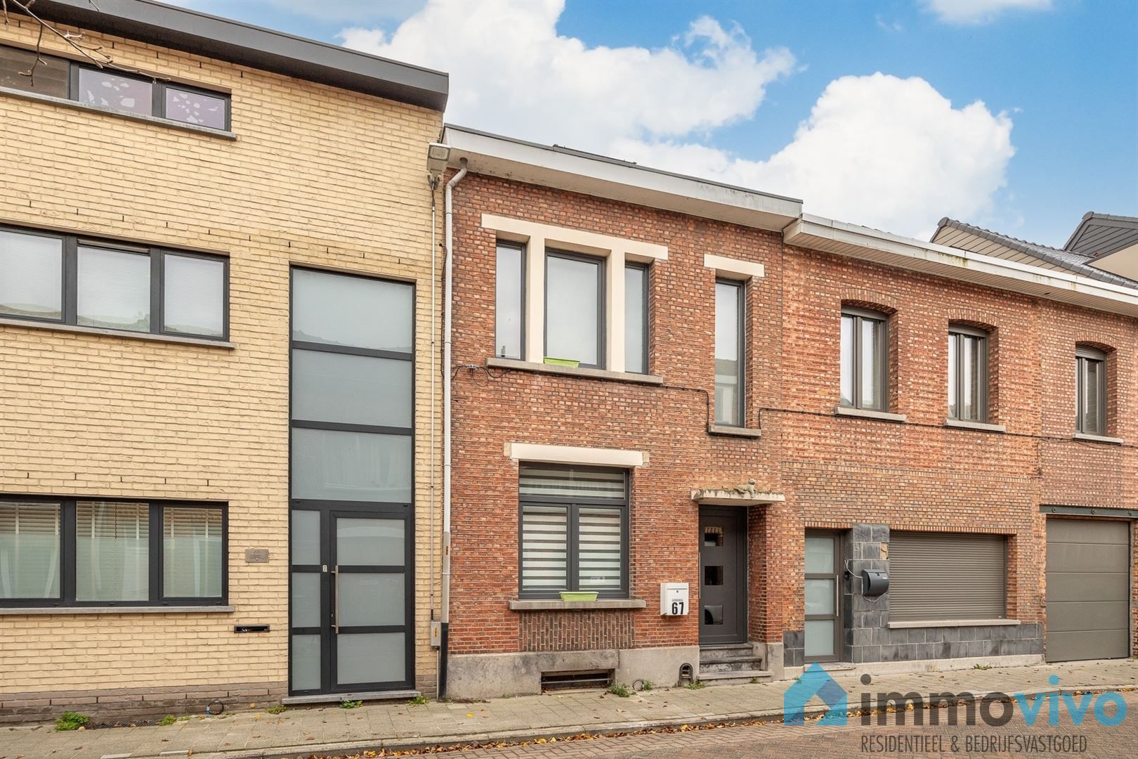 Instapklare woning met 4 slaapkamers, grote tuin en garage. foto {{pictureIndex}}