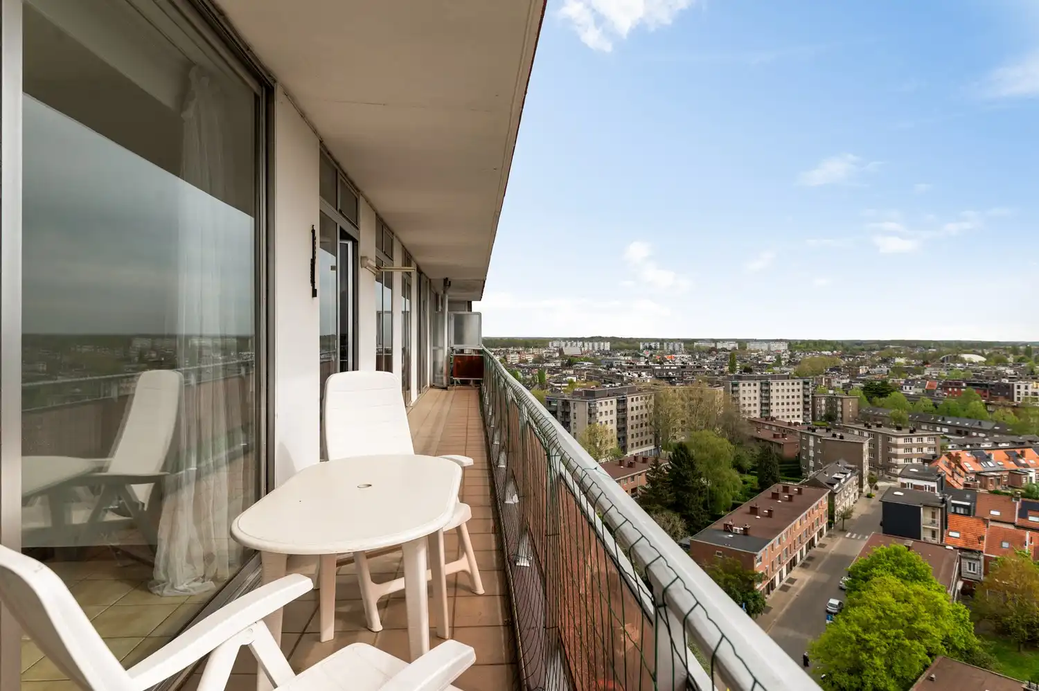 Ruim appartement  met 3 slaapkamers en garage te Berchem! foto 8