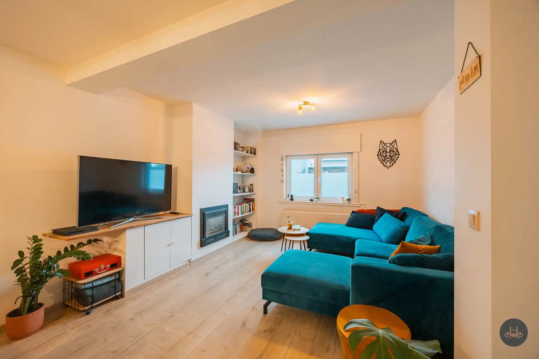 Charmante, halfopen, gerenoveerde woning met 3 staanplaatsen foto 4