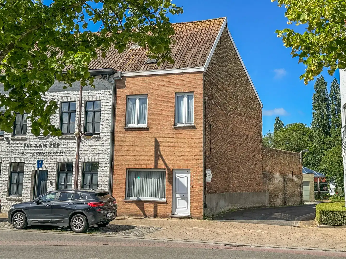 Op te knappen rijwoning in hartje Oostduinkerke-dorp. foto {{pictureIndex}}