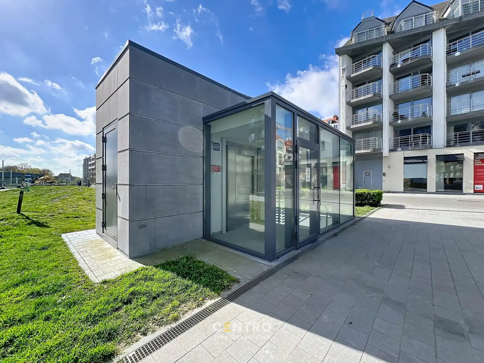 Instapklare commerciële ruimte van ca. 300 m². Uitstekend gelegen met veel passage en zichtbaarheid, ideaal voor retail of showroomconcepten ! foto 21