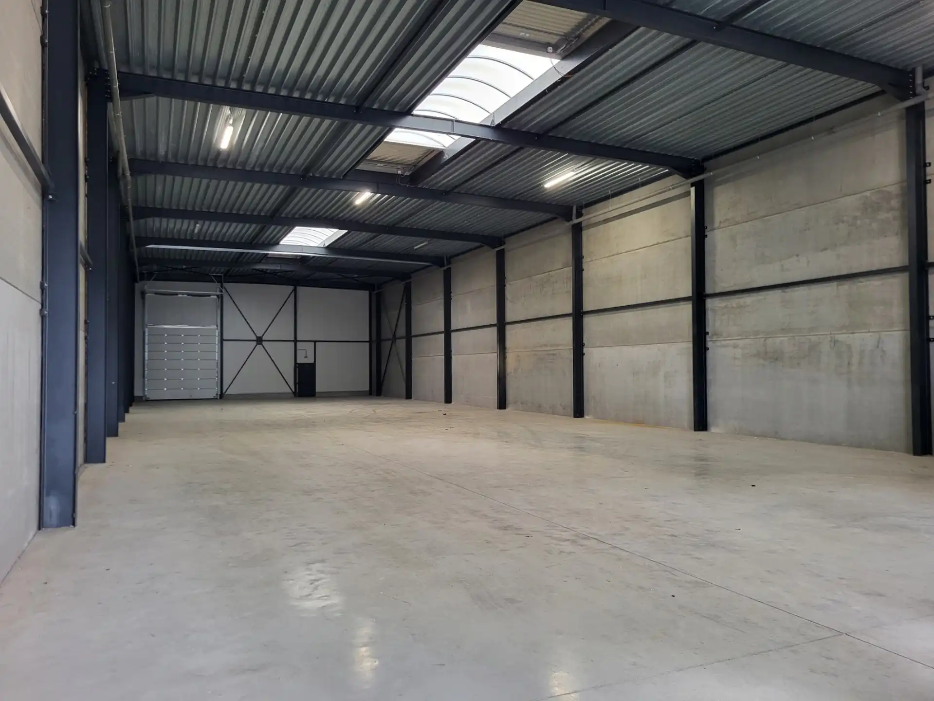 TE HUUR: BEDRIJFSHAL TE BILZEN foto 2