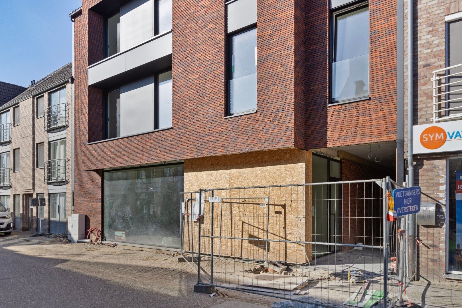 GELIJKVLOERS HANDELSPAND met KELDERRUIMTE TE HUUR/TE KOOP OP A-LOCATIE IN HOUTHALEN CENTRUM   foto 4